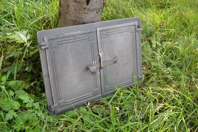 Porte De Four En Fonte Pour Poêle à Bois - Dimensions 57x61 Cm, Couleur Argent, Neuve