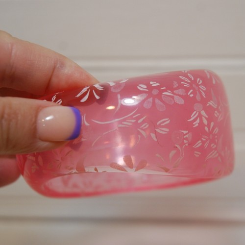 Vintage 90s Chunky pink bangle bracelet with white stamped floral print - Picture 9 of 9