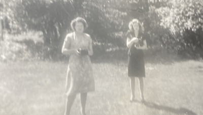 1940s Two Young Ladies Women Girls Both Holding Snapshot Cameras Photo P19o21