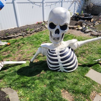 Costco 9' Wide Giant Ground Breaking Skeleton LED Eye Halloween Yard Decor 