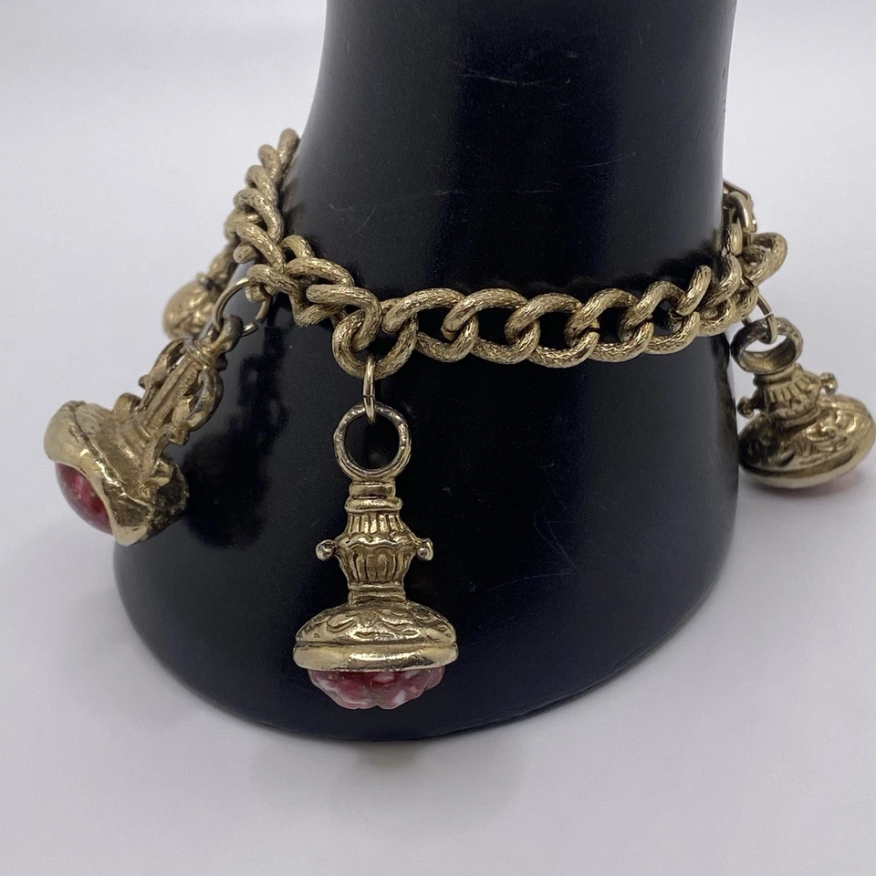 Brazalete Victoriano Años 60 Rojo Blanco Vidrio Moldeado Adornado Dije Tono Dorado Foto 3 de 4