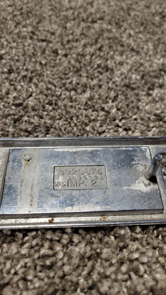 1968 Nova Chevelle, El Camino 307 moldura marcador frontal fabricante de equipamento original GM 3920874 - Imagem 3 de 4