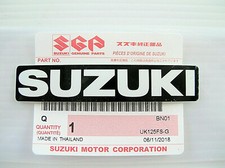 ORIGINAL Suzuki Schriftzug-WEISS/SCHWARZ-6,8cm-Aufkleber-EMBLEM-Sticker-Logo-68