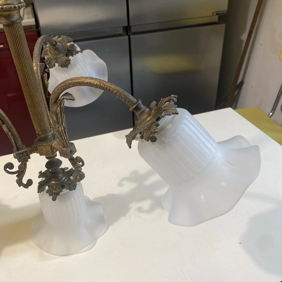 Lustre Ancien style Art Nouveau laiton 3 Branches,et un central Tulipes Opaline - Photo 4/4