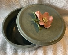 RARE boîte à bibelots vintage bleu/vert dessus fleur 5” x 2” 15 oz belle