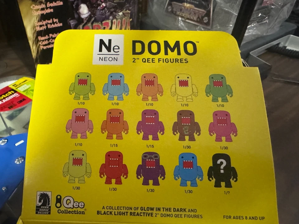 Mini Figura Domo Qee 2" Neón Brilla en la Oscuridad/Negro Luz Reactiva Serie Nueva Foto 3 de 3