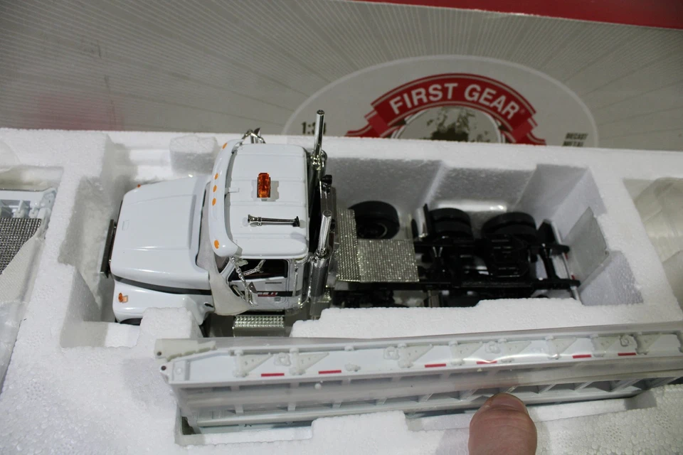 1:34 FIRST GEAR Case IH Ag International Paystar w/ Tri-Axle Lowboy 10-3731 NIB - Image 2 of 4