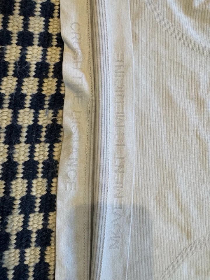 Camiseta sin mangas Lululemon blanca espalda cruzada talla 10 ligera transpirable camisa de entrenamiento Foto 2 de 4