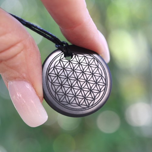 Grande Piramide Di Shungite Con Fiore Della Vita - 8.5cm Per Protezione EMF E Grounding