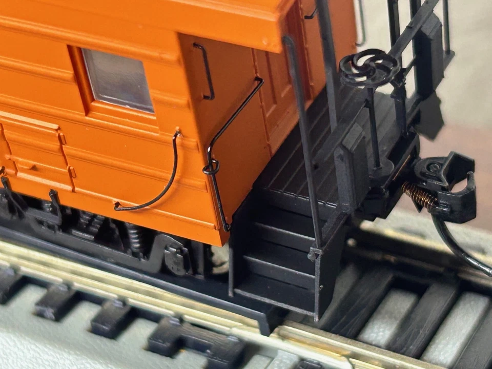 MILWAUKEE ROAD RIB SIDE  BAY WINDOW CABOOSE - HO SCALE w/INTERIOR PLATINUM NEW - Image 4 of 4