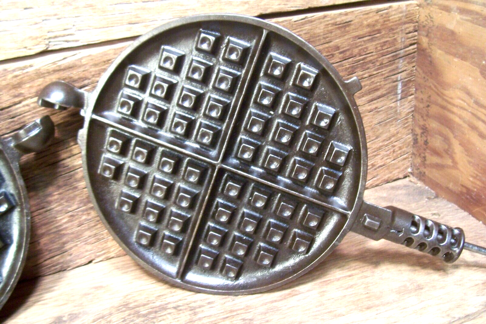 VINTAGE GRISWOLD BIG BLOCK AMERICAN 8 CAST IRON WAFFLE MAKER PADDLES