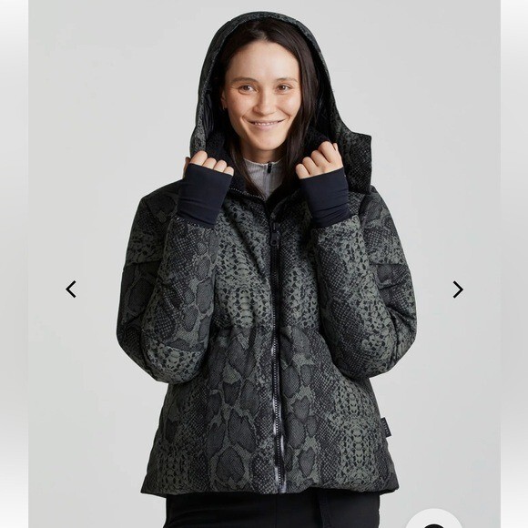 NWT $600 Varley Dorothy Black Ski Winter Puffer Jacket in Mono Boa