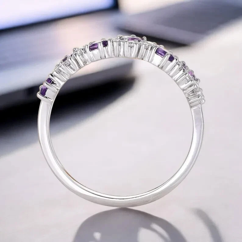 Anillo en racimo de amatista y moissanita creado en laboratorio de pera de 1 quilate enchapado en oro blanco de 14K Foto 3 de 4