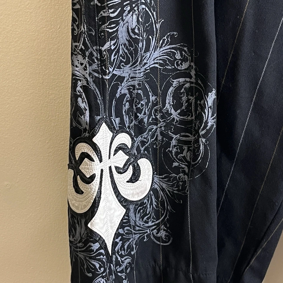 Affliction 黑白细条纹滑冰短裤,带 fleur de lis 刺绣 — 第 3/4 张图片