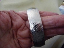 VTG 3/4'' W SILVER TONE ETCH HINGED BANGLE BRACELET 25/6