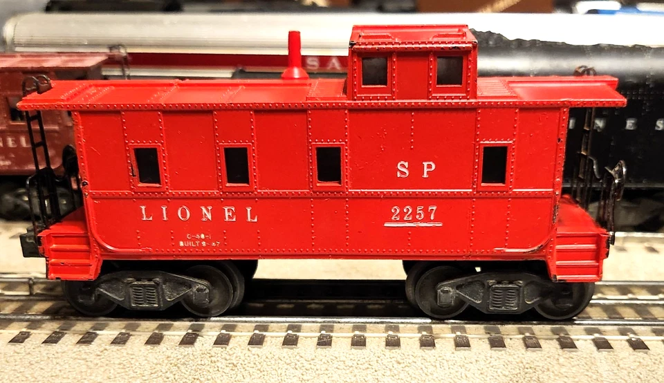 RARE Postwar Lionel 2257 Red SP-Type Caboose w/Smokestack From 1947 in good cond - Image 4 of 4