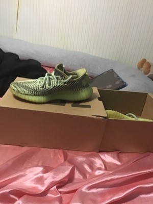 unisex Yeezy boost 350s v2  green , size 4 , used , good