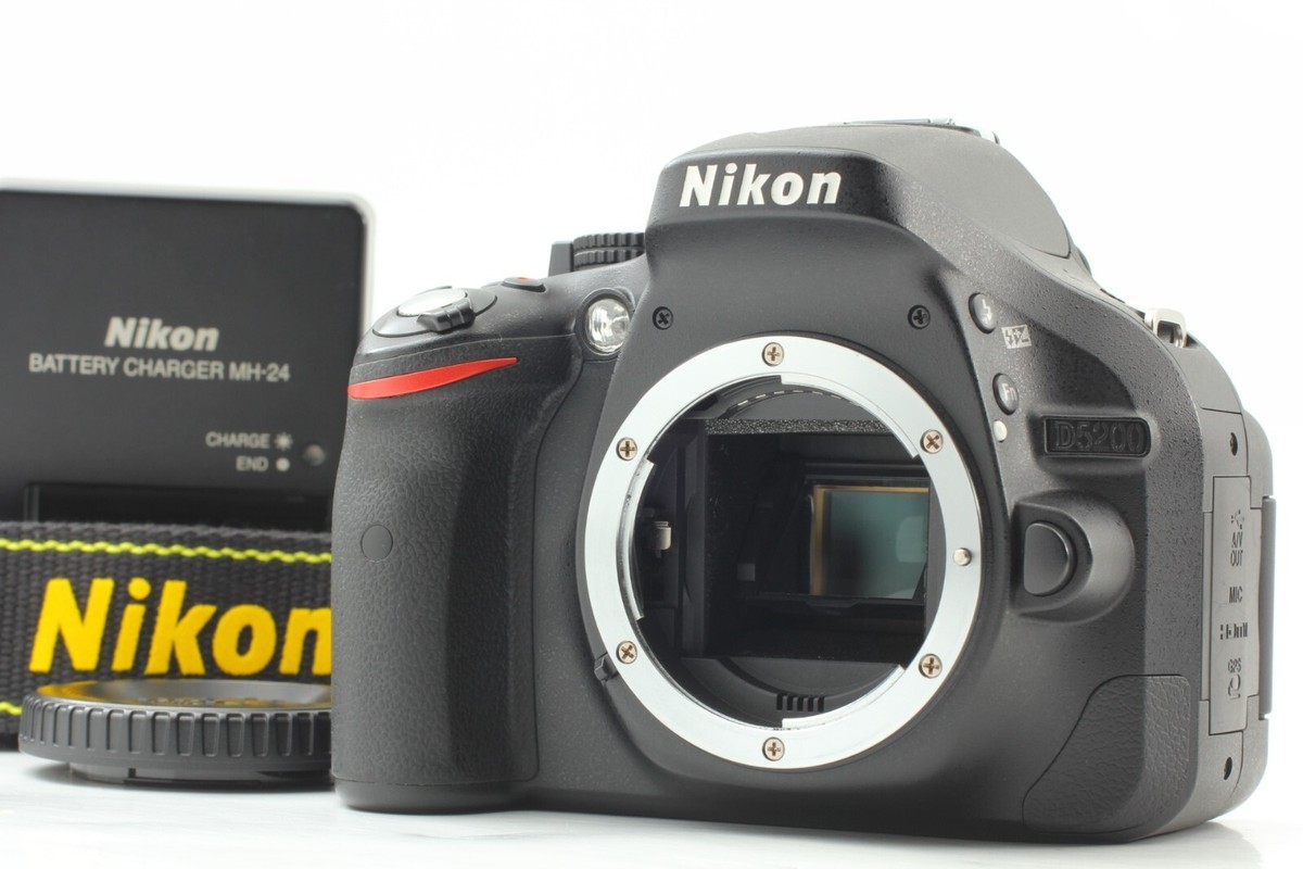Almost MINT SC:13993] Nikon D5200 24.1MP Digital Camera Body From