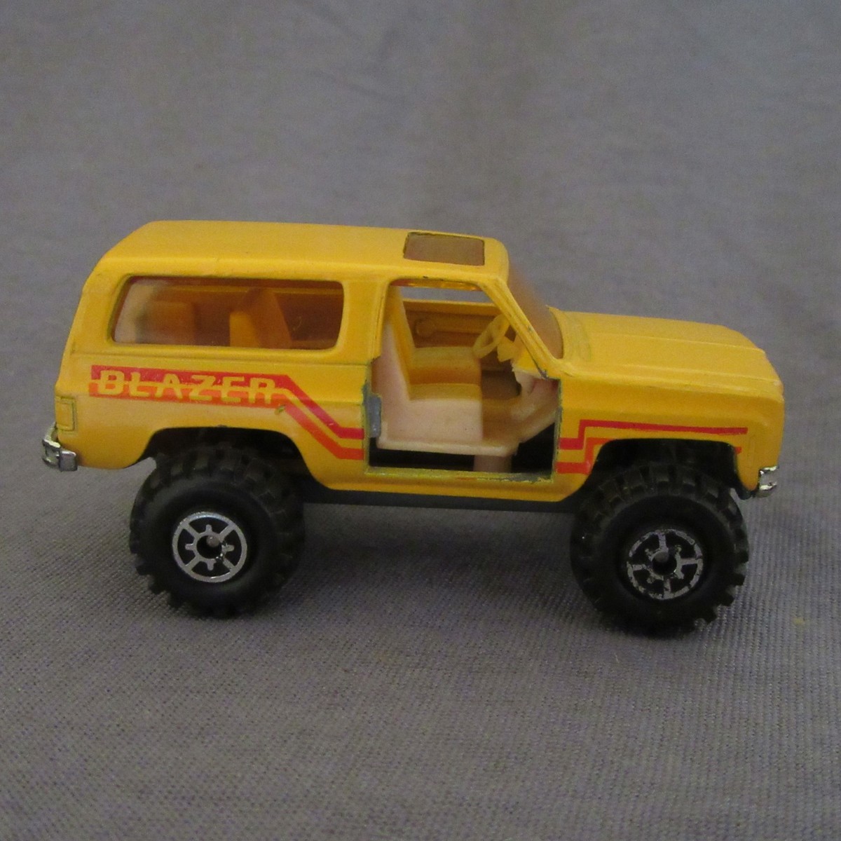 【昭和レトロ】CHEVY BLAZER 4×4　ミニカー Vintage Matchbox 1983 4X4 Chevy Blazer SP-7 Sheriff 1/64
