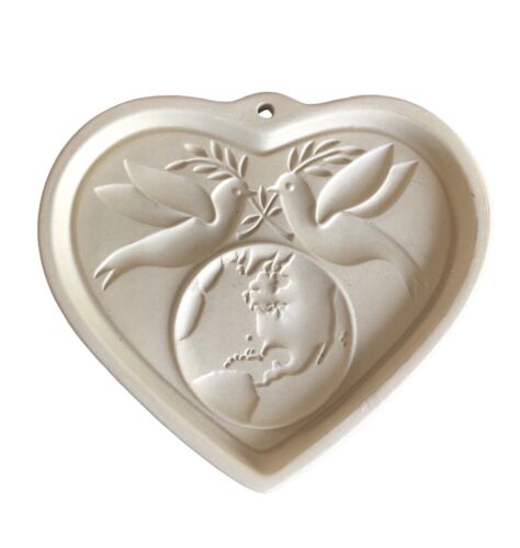 New 2002 Pampered Chef Christmas Peace On Earth Heart Stoneware Cookie Mold - Picture 1 of 8