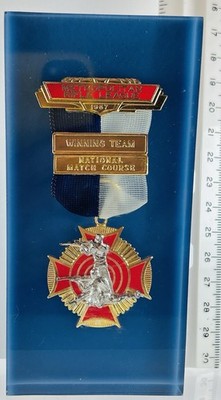NATIONAL RIFLE WINNING NATIONAL TEAM MATCH/1967/IN LUCITE BLOCK, AWARD METAL/EUC
