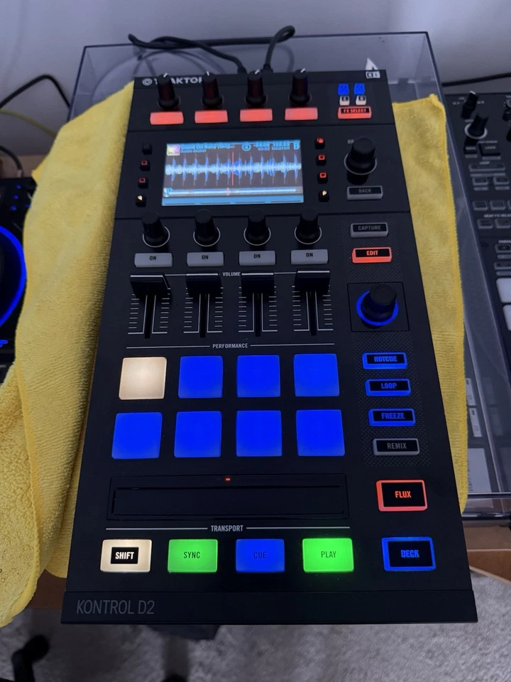 Native Instruments Traktor Kontrol D2 DJ Controller 2-Channel open to offers - Image 3 of 4