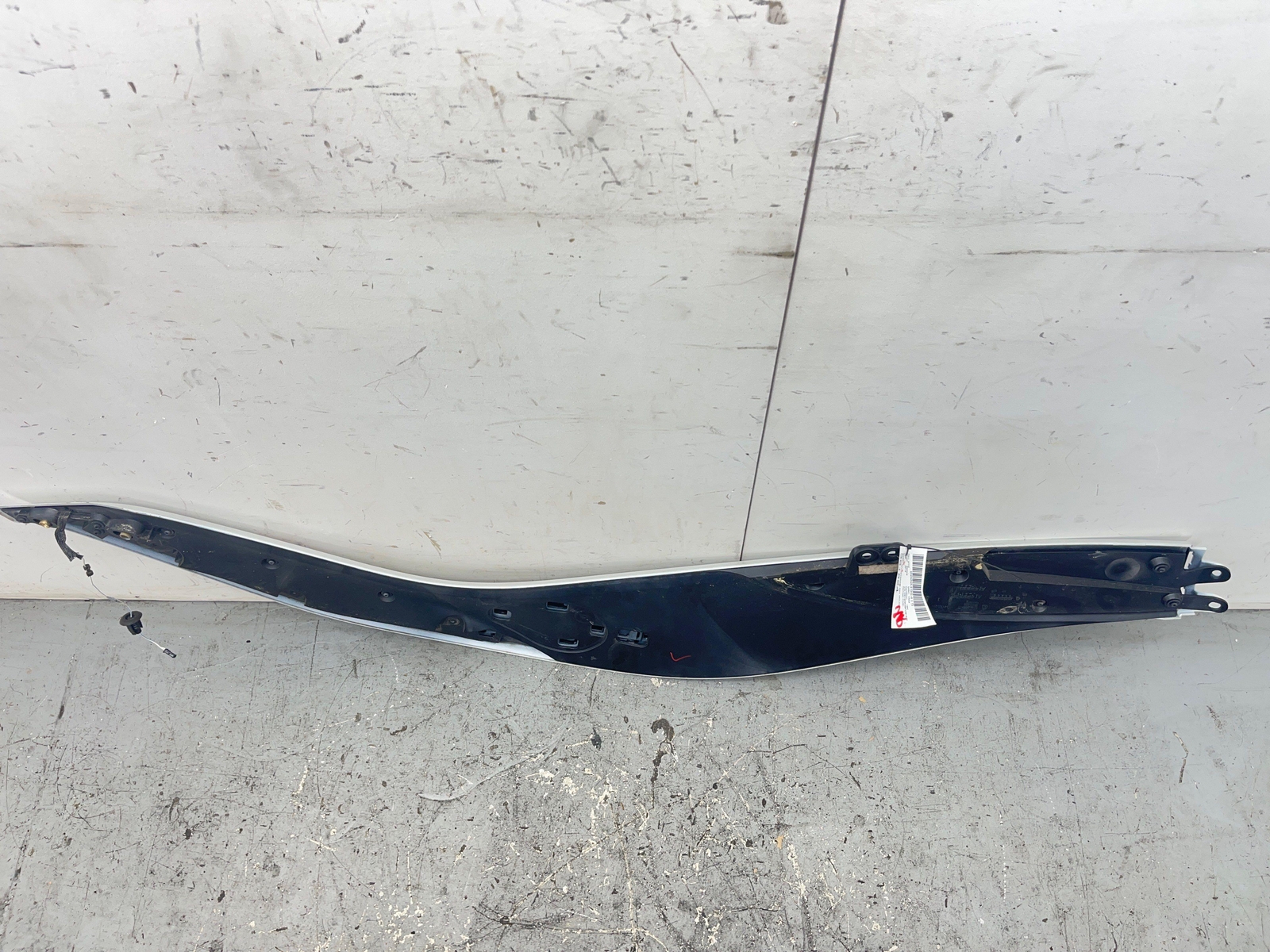 2014-2019 BMW I8 OEM REAR LEFT RETAINING RAIL MOLDING PANEL 51447336415