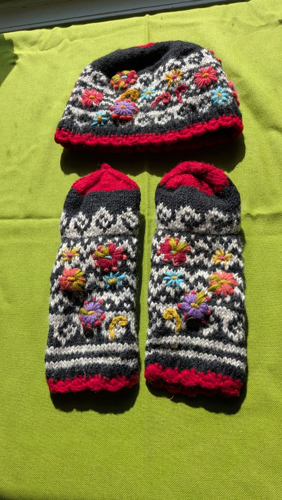 Lost Horizons Nepal Wool Beanie Hat & Gloves Set Fleece Lined Floral