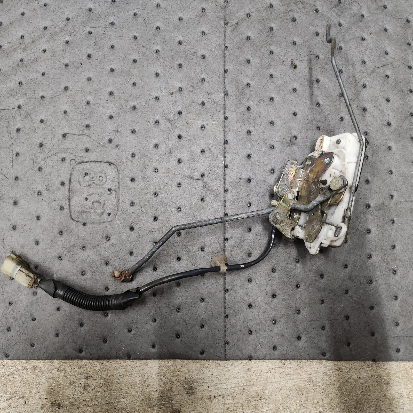 90 91 Honda Civic Hatchback OEM Passenger Right door lock latch catch assembly