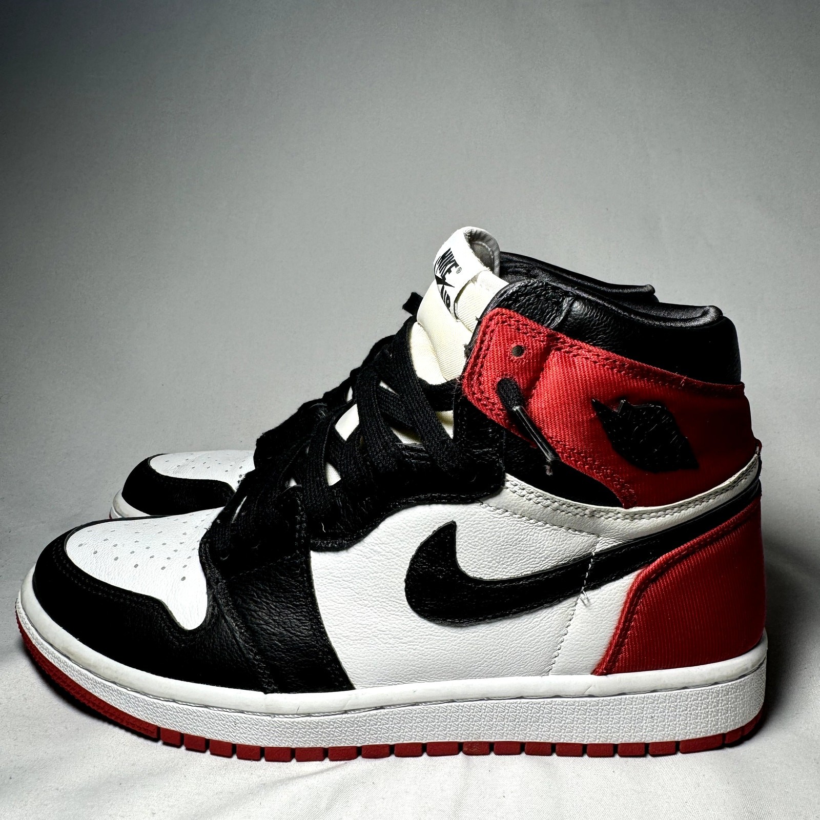 Wmns Nike Air Jordan 1 Retro High Satin Black Toe Women's Shoes - Size 9