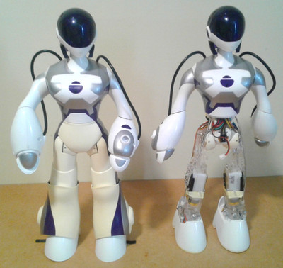 WOWWEE FEMISAPIEN ROBOTS ONE WORKS ONE PARTS OR REPAIR