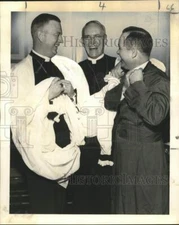 1952 Press Photo Bishop C.S. Quinn, Texas and Other Southern Bishops Get Dressed