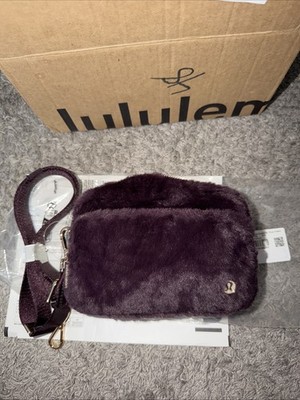 Lululemon Everywhere Crossbody Plush Fleece Color BLPM/ GOLD 2L