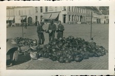 WK2 Foto Wehrmacht Soldaten PKW Staffelabzeichen Helme D&uuml;nkirchen Frankreich