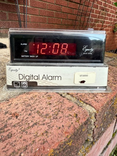 Westclox 22690 Retro Wood Grain LED Alarm Clock, 0.6-Inch-tested - Picture 2 of 2