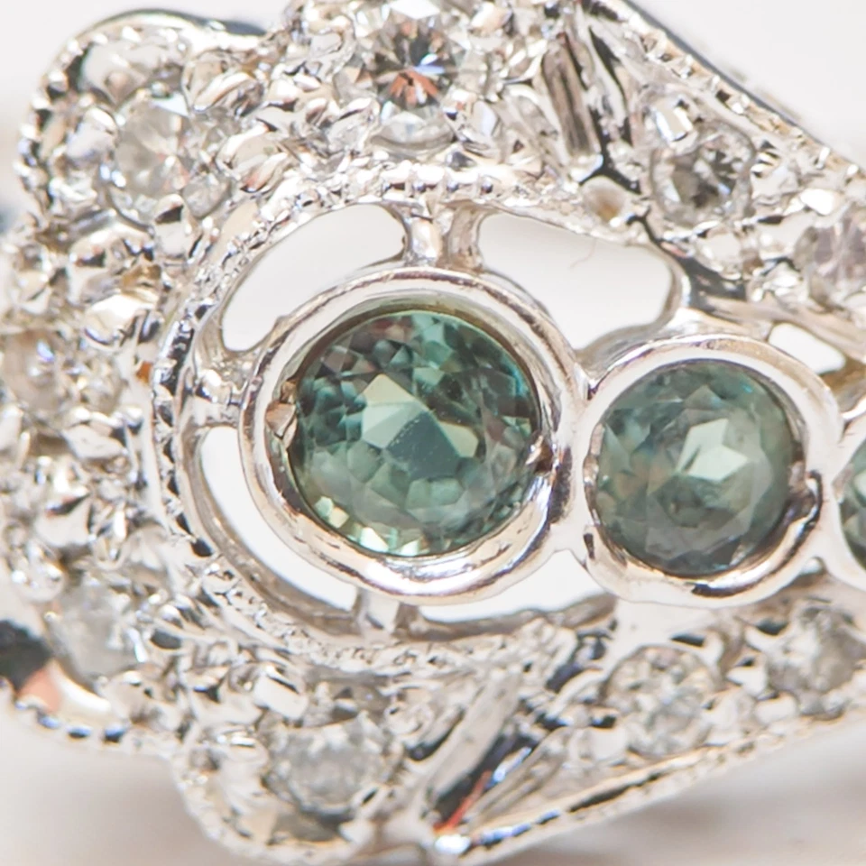 Anillo de espinela de laboratorio de oro blanco de 14k con cambio de color — racimo vintage de Weinman Brothers Foto 2 de 4