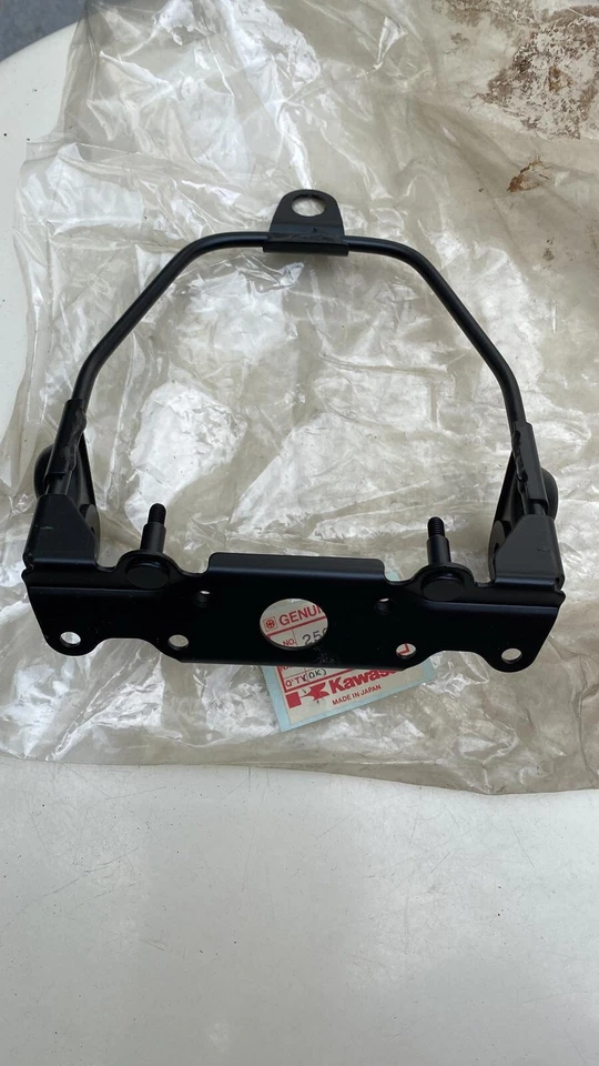 Soporte de faros KAWASAKI KE175 KD175 1979-1983 25008-1019 GENUINO * N.O.S Foto 4 de 4
