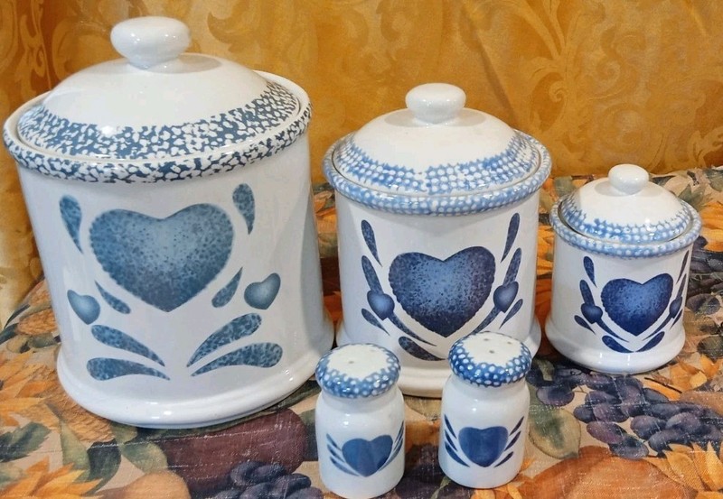 1996 ABC Distributing INC Cookie Jars & Salt N Pepper Shakers