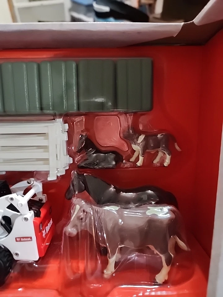 ERTL 1/32 Bobcat Hobby Set Skid Loader, Animals, Cow, Horse, Bales & Fence 47394 - Image 2 of 4