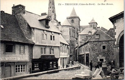 22 TREGUIER - la rue renan.