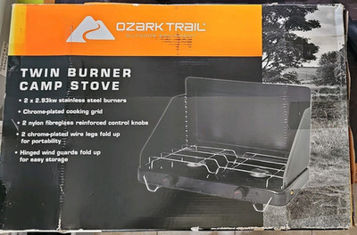 Ozark Trail Zweiflammiger Campingkocher.  Neu, Karton nie geöffnet aber Karton hat Sonne verblasst.