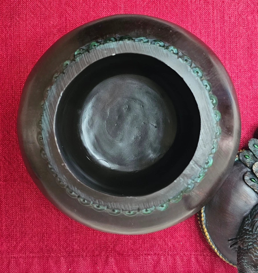 复古深棕色圆形树脂首饰盒带孔雀盖,8.75 英寸高 — 第 3/4 张图片