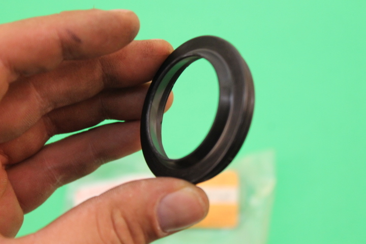 NOS KAWASAKI 1994-1997 ZX600 NINJA FORK OUTER TUBE SEAL PART