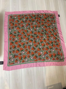 Gucci écharpe en soie motif fraise rose vert orange accessoire mode femme