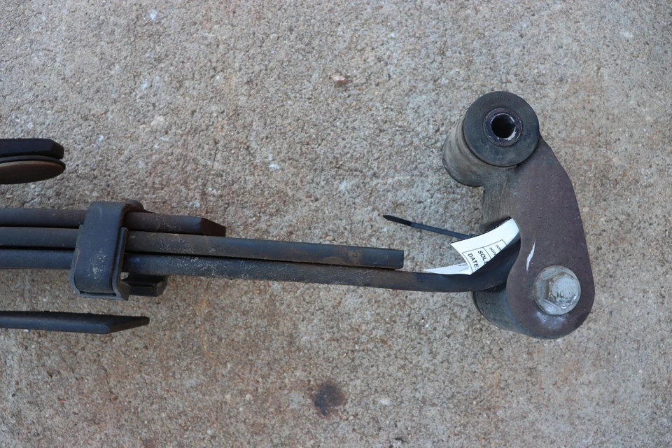 Ford F350 SD DRW 2011-2016 4x4 suspensión trasera izquierda resorte de hoja OEM Foto 2 de 4