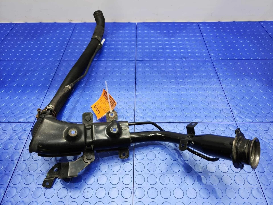 Tubo de llenado de cuello de llenado de combustible Toyota Yaris 16-20 OEM 77201WB001 Foto 4 de 4