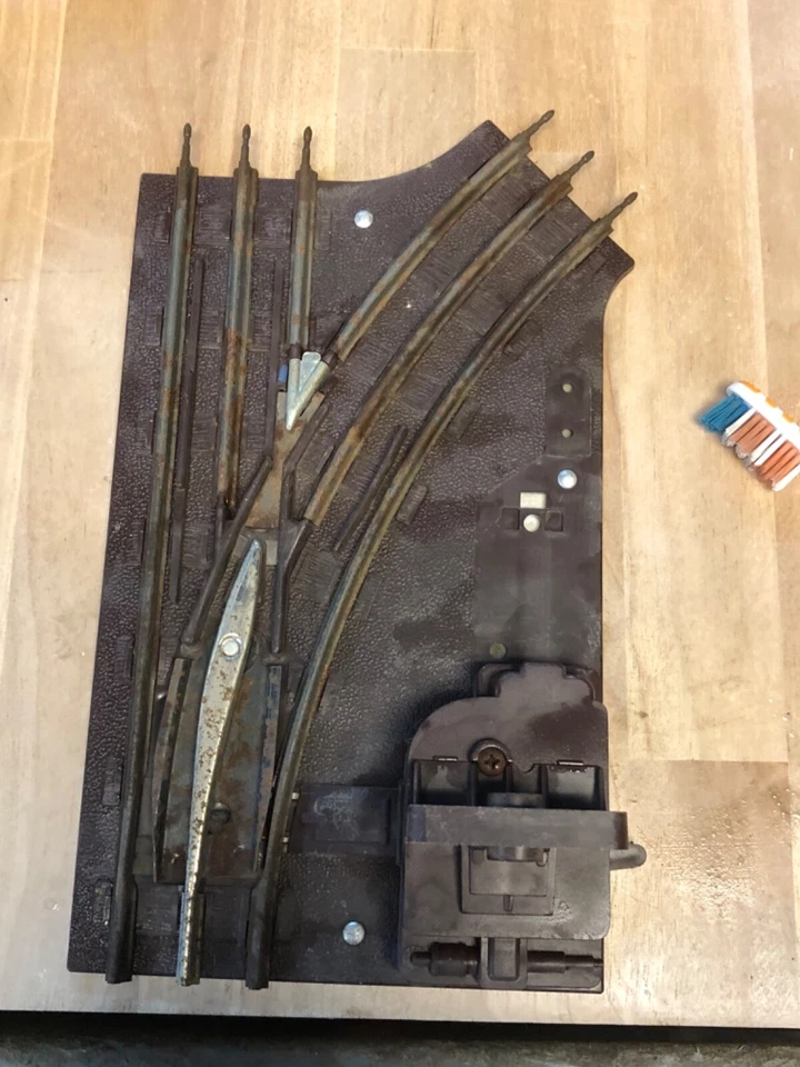 Vintage Lionel Train Tracks .27 Gauge 13Straight,23Curves 1 green and red switch - Image 4 of 4