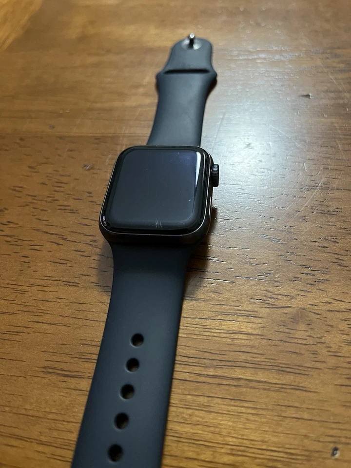Apple Watch SE 40mm Grigio Siderale Alluminio Cassa con Cinturino Nero - Immagine 4 di 4