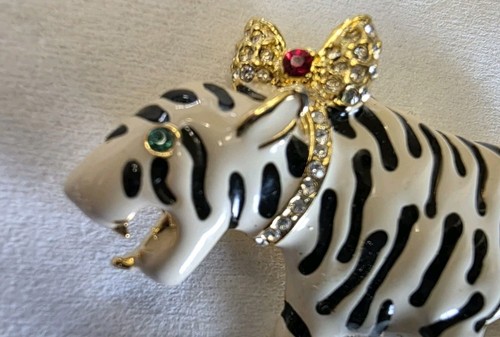Vintage White Enamel Pave Crystals White Tiger Brooch Pin K.J. Lane - Picture 2 of 6