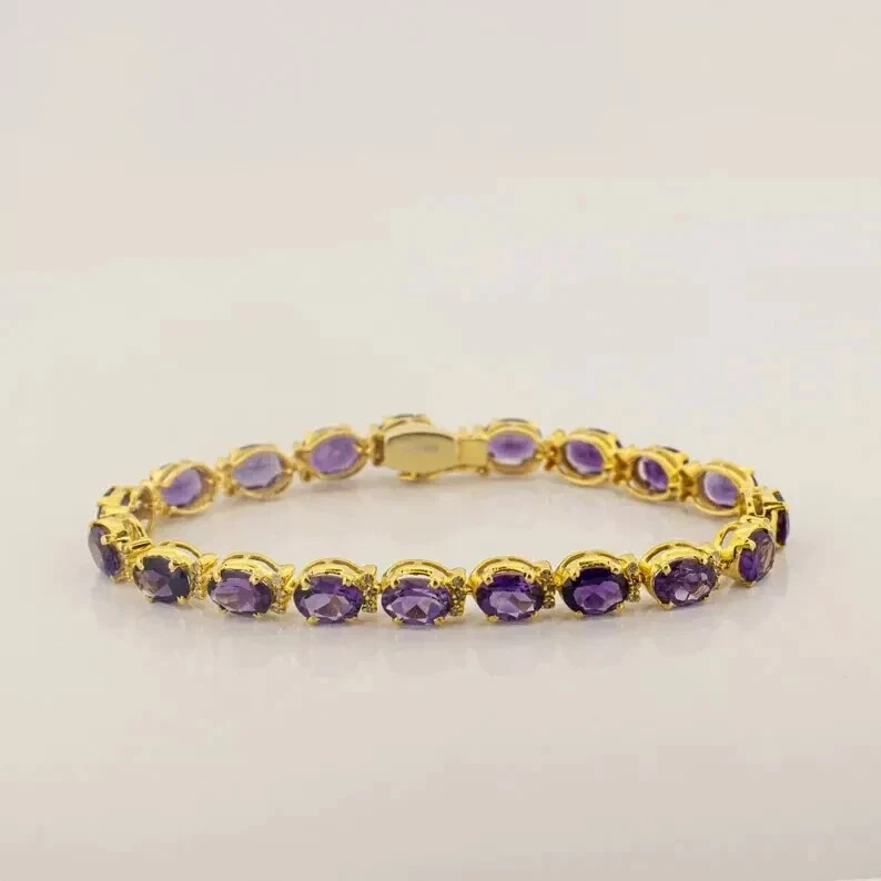 Brazalete tenis diamante amatista creado en laboratorio corte ovalado de 9 quilates enchapado en oro amarillo de 14 quilates Foto 2 de 4